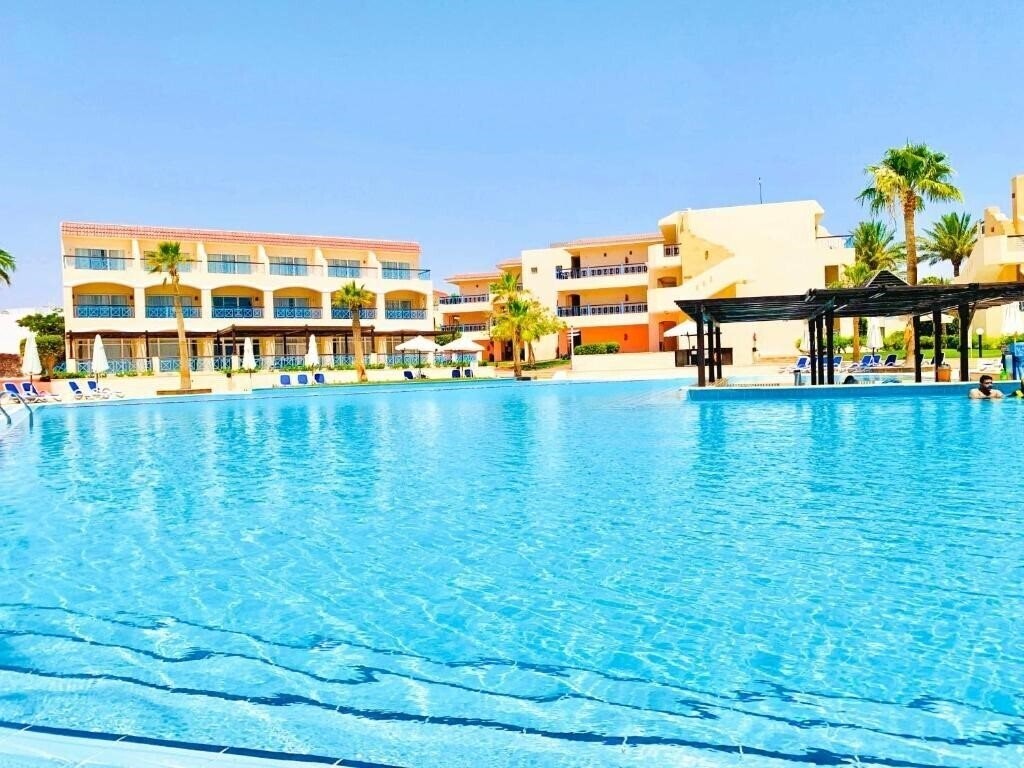 Готель Ivy Cyrene Island 4*